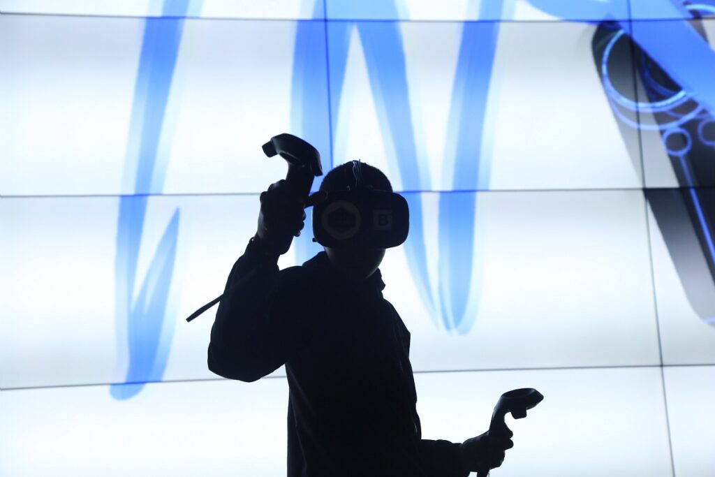 Adolescent faisant du graffiti en Réalité Virtuelle - Agrandir l'image, fenêtre modale