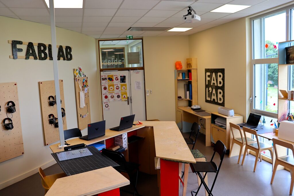 Intérieur du Fab Lab de Limonest - Agrandir l'image, fenêtre modale